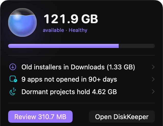 The DiskKeeper menu bar panel: 121.9 GB available, healthy, with three suggestions and a Review button.